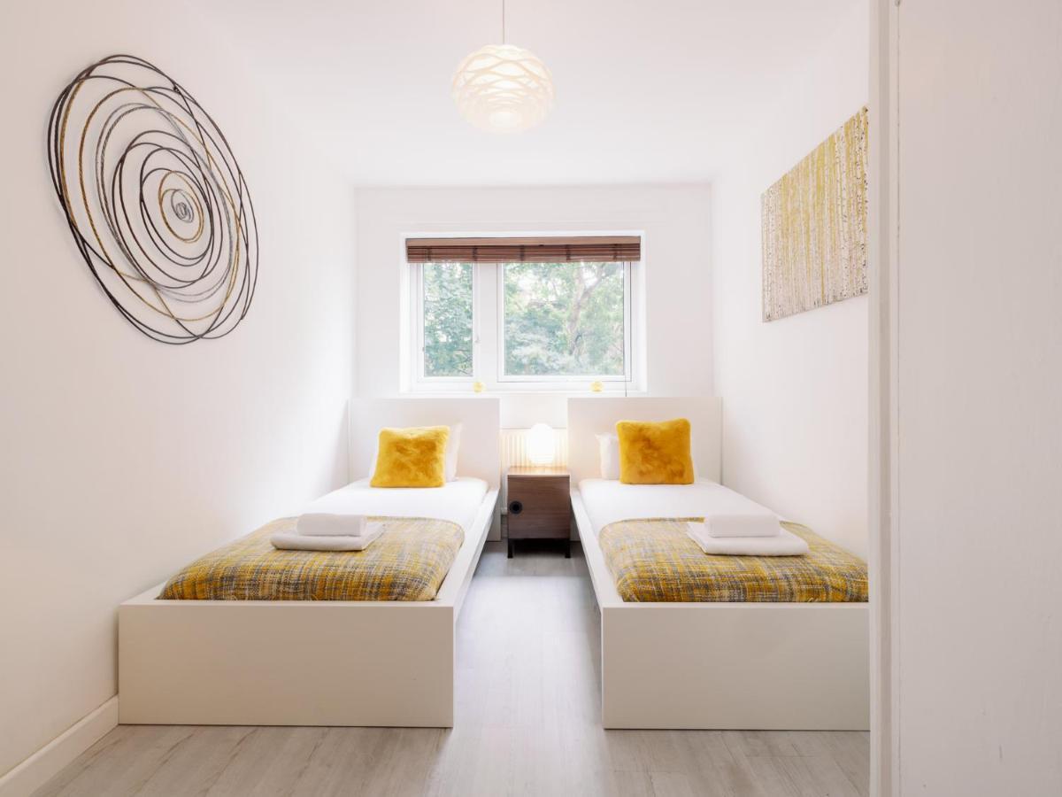 Spacious Flat In South With Balcony - Pass The Keys Londra