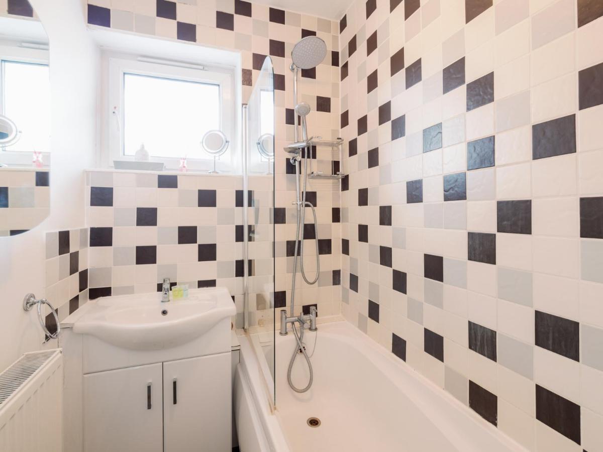 Spacious Flat In South With Balcony - Pass The Keys Appartamento